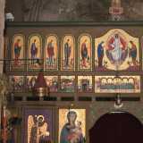 Divisa tradizionalmente in tre fasce decorate, presenta raffigurazioni di Ges�, della Madonna, dei dodici apostoli e di San Giovanni Crisostomo